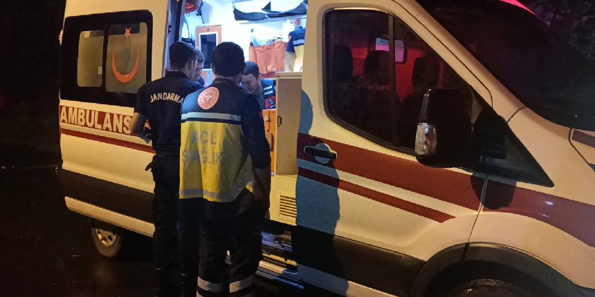 Zonguldak'ta kapatılan köprüden geçmek istedi! Sele kapılmaktan itfaiye kurtardı