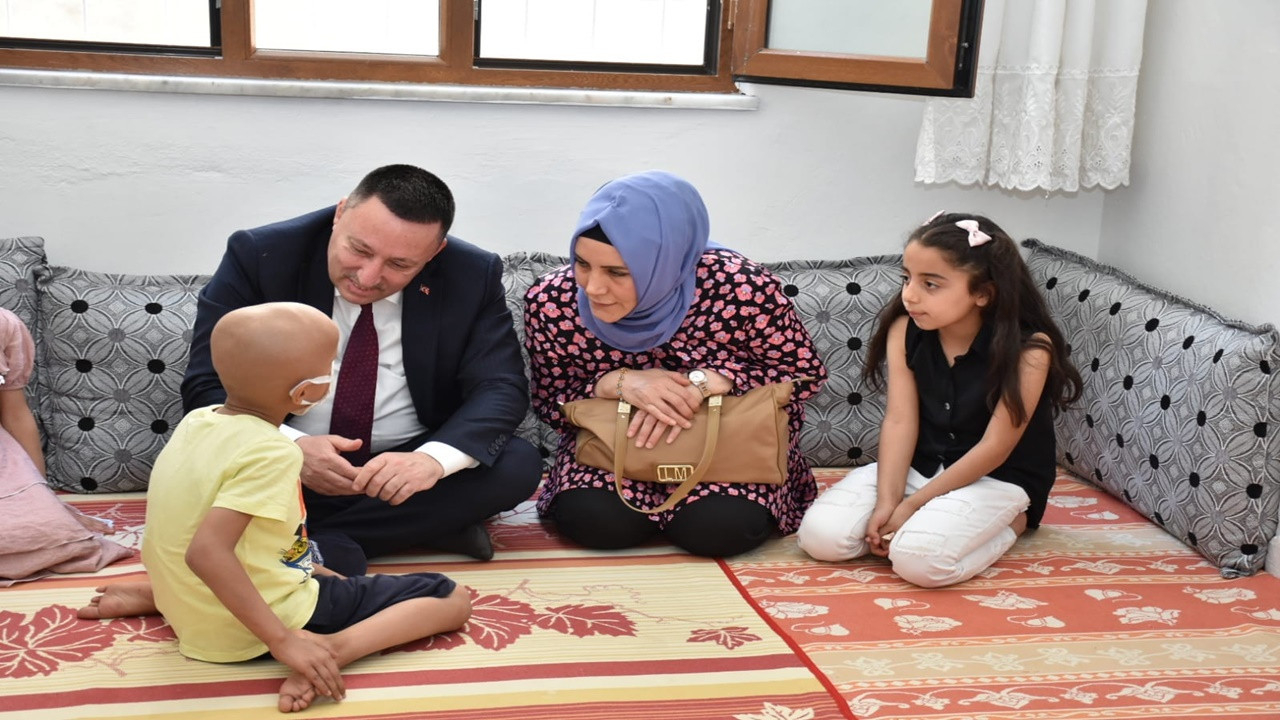 Kanser hastası çocuğun tedavi öncesi isteğini Bağlar Belediye Başkanı yerine getirdi