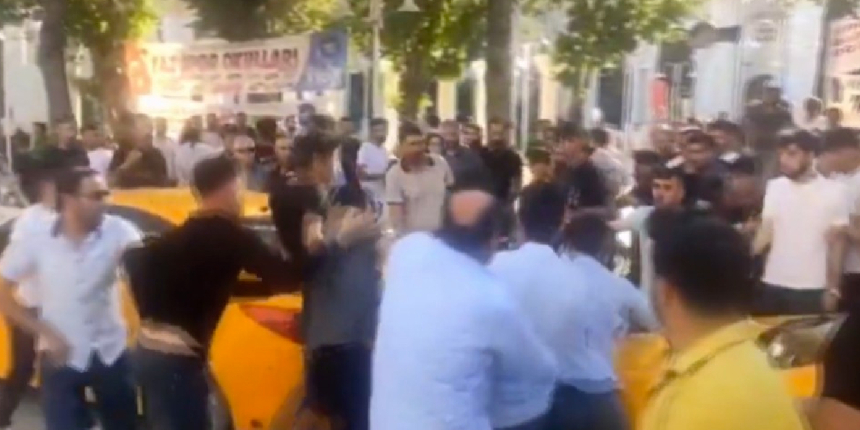 Bir kadının fotoğrafını çektiği iddia edilen kişi linç ediliyordu