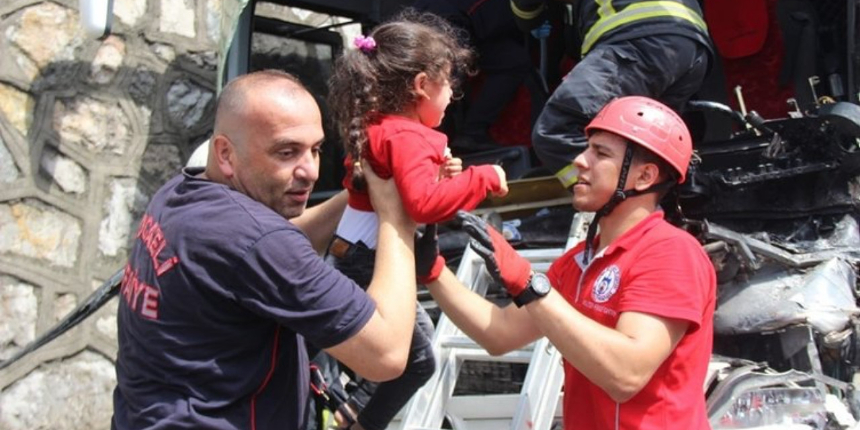TEM'de korkunç kaza: 11 araç birbirine girdi! Mahsur kalanlar kurtarılıyor...