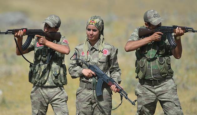 Şanlıurfalıların koruyucu 'Azize'si! Elde tüfek, başta tülbent terörist nöbetinde...