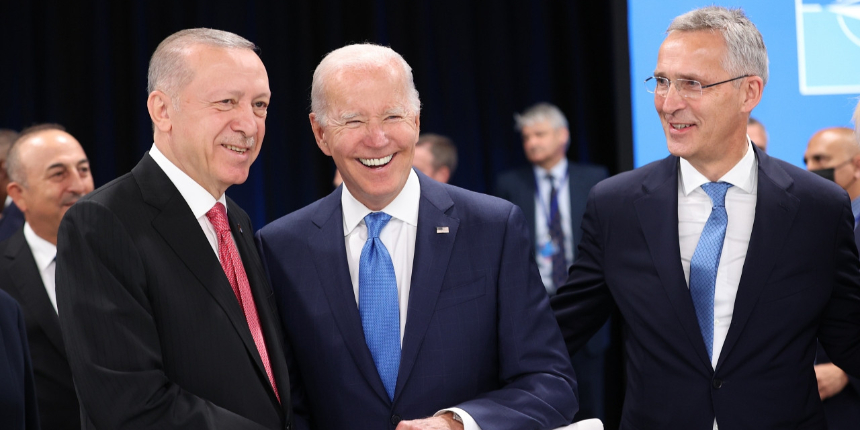 NATO Zirvesi'nde samimi anlar: Erdoğan, Biden ve Johnson ayaküstü sohbet etti!