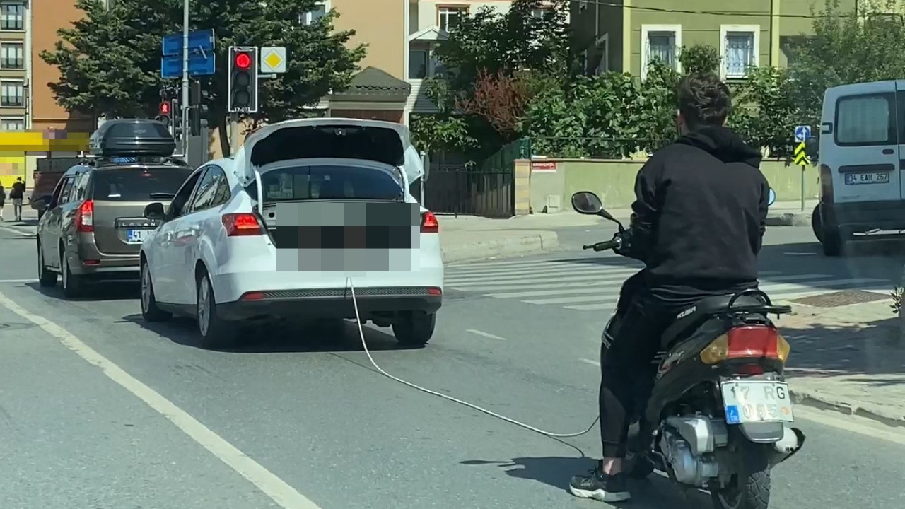 Seyir halindeki aracın bagajına bakan şoke oldu: İçinden bakın ne çıktı!