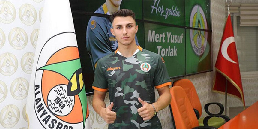 Alanyaspor, 19 yaşındaki Mert Yusuf Torlak'ı 5 yıllığına renklerine bağladı