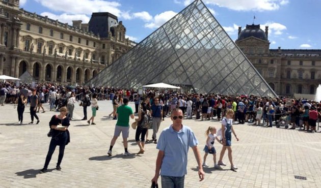 Paris'te büyük panik! Dünyaca ünlü Louvre Müzesi tahliye edildi...
