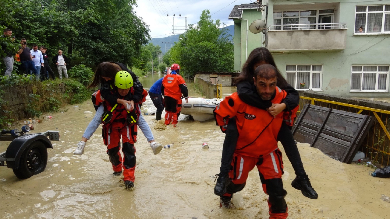AFAD: 6 ilde 2 bin 733 ihbar geldi, 241 ambulans ve bin 955 personel görev yaptı