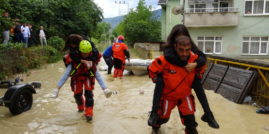 AFAD: 6 ilde 2 bin 733 ihbar geldi, 241 ambulans ve bin 955 personel görev yaptı