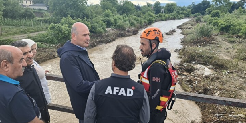 Süleyman Soylu, Düzce'de selde kaybolan işçi için yürütülen operasyonları inceledi