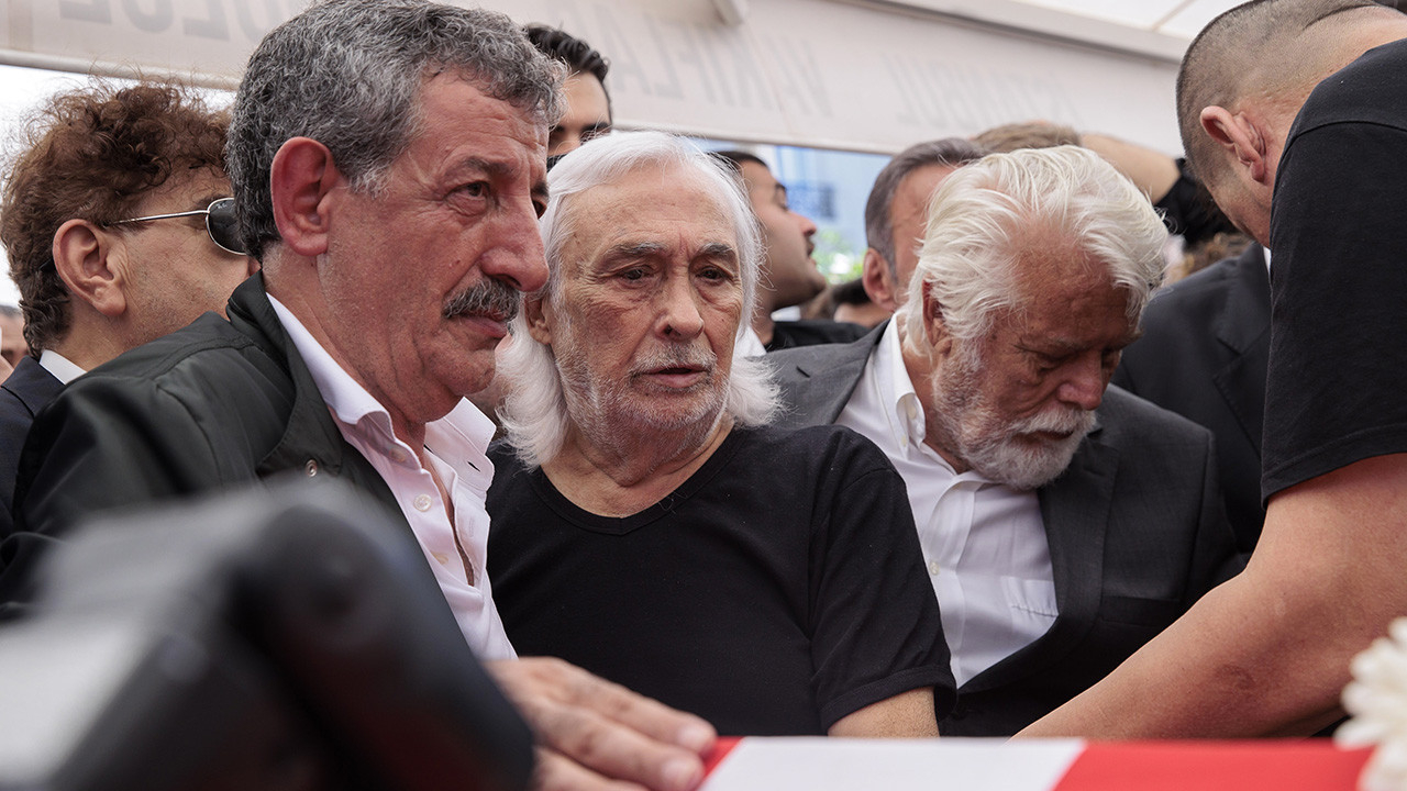 Müjdat Gezen, Cüneyt Arkın'ın cenazesinde yaşanan izdiham nedeniyle fenalık geçirdi