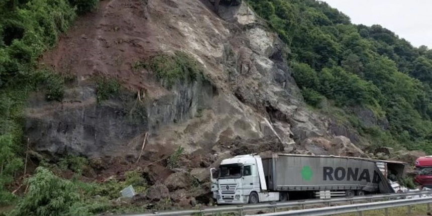 Artin Valisi Doruk: Heyelan sonrası yol tamamen trafiğe kapandı