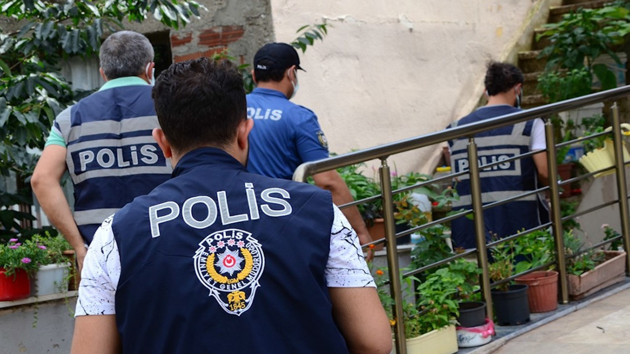 Polis kendisine bıçakla saldıran şizofreni hastasını silahla etkisiz hale getirdi