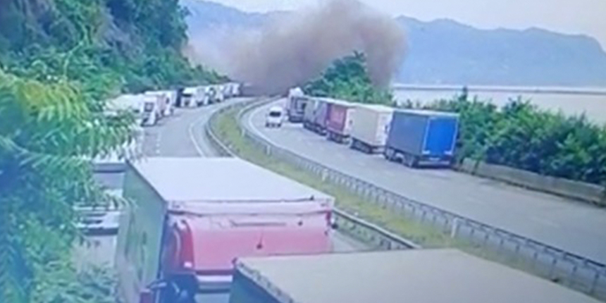 Artvin'deki heyelan böyle meydana geldi: Güvenlik kamerasına saniye saniye yansıdı