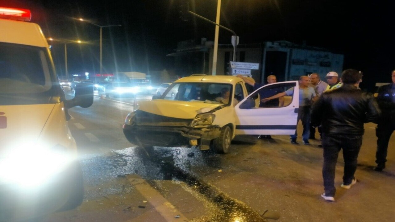 Kütahya'da otomobil ile motosiklet çarpıştı: 2 yaralı