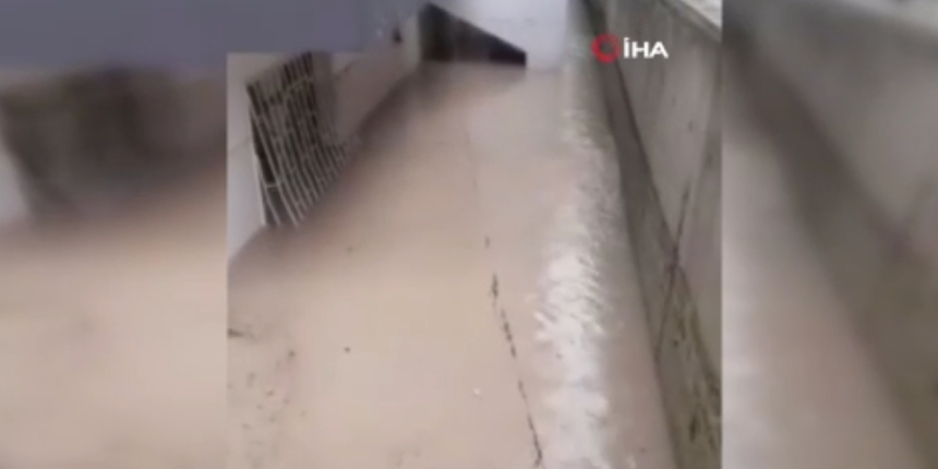Evine sel suları dolan kadın, camlar kırılarak kurtarıldı!