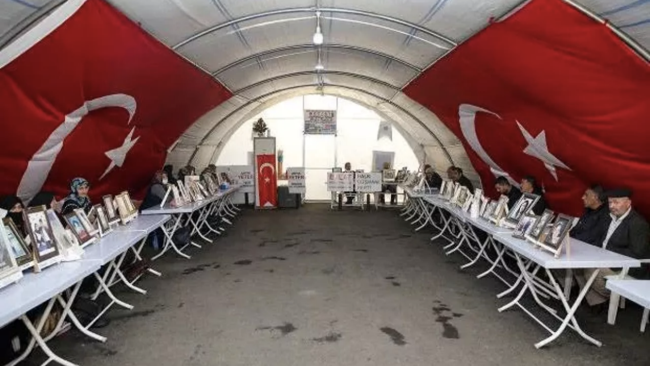Bakan Soylu duyurdu! Evlat nöbetinde iki aile daha evladına kavuştu