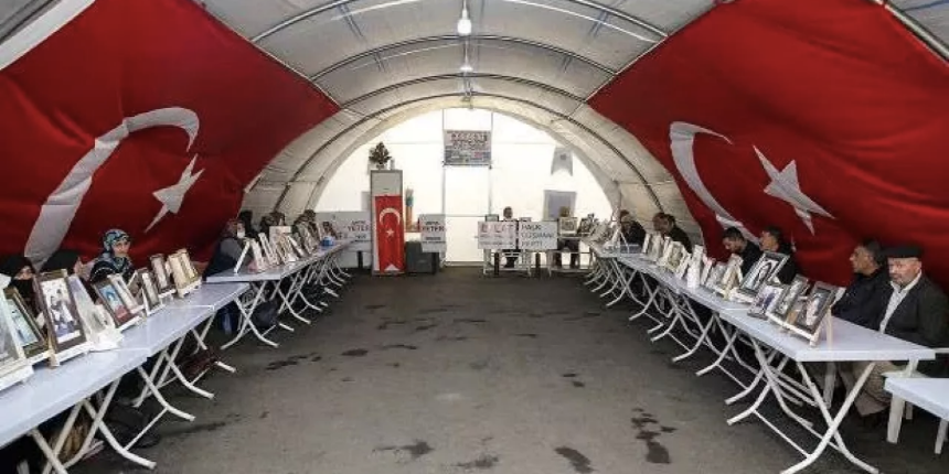 Bakan Soylu duyurdu! Evlat nöbetinde iki aile daha evladına kavuştu
