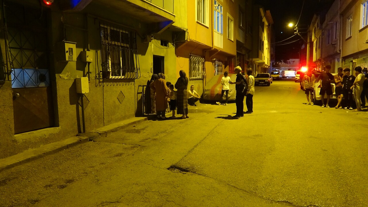 Hapisten çıkan katil ağabey, annesinin gözleri önünde kardeşini bıçakladı