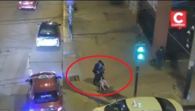 Sokak ortasında kadına şiddet uygulayan adama çevredeki insanlar meydan dayağı attı!