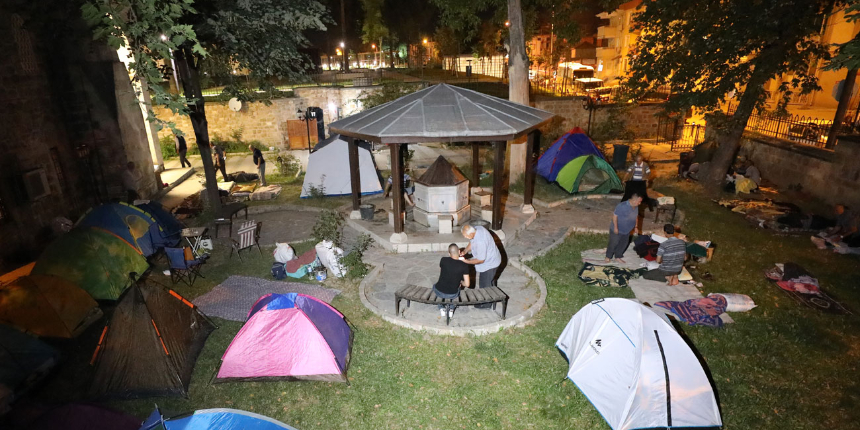 Kırkpınar yoğunluğundan dolayı otelde yer bulamayan güreşseverler Er Meydanı yakınına çadır kurdu