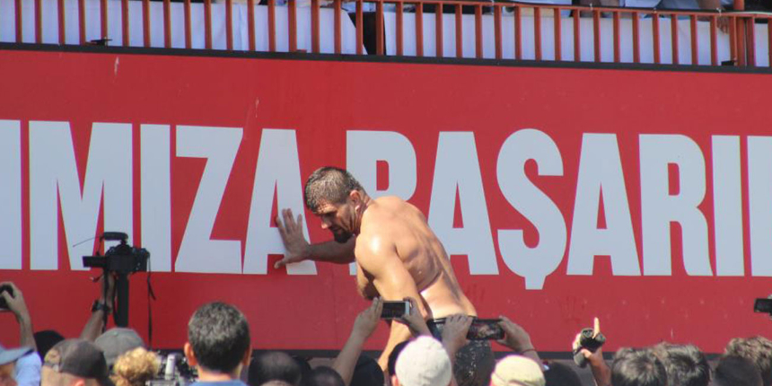 Ortalık bir anda karıştı! Başpehlivan Şaban Yılmaz, dualı çayıra veda etti