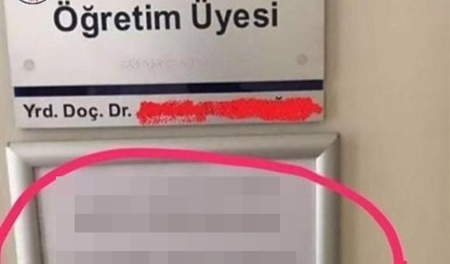 Üniversitede hocalarını böyle ifşa ettiler!