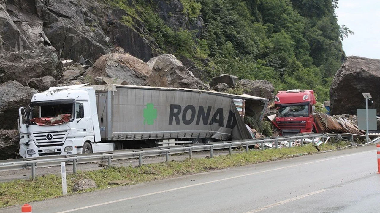 Artvin'deki heyelanda bir kişi hayatını kaybetmişti: TIR şoförlerinin bekleyişi sürüyor