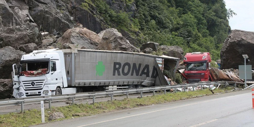 Artvin'deki heyelanda bir kişi hayatını kaybetmişti: TIR şoförlerinin bekleyişi sürüyor