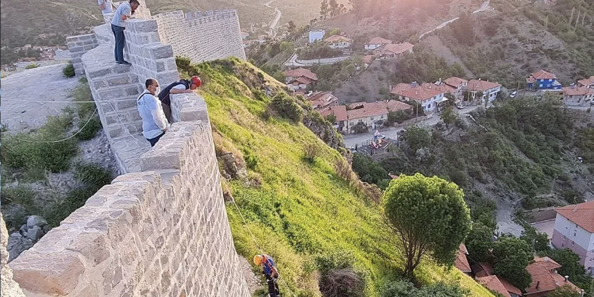 Oğlunu surdan aşağı atmıştı... Mahkemede kendini "Eşim zorla hap içirdi" diyerek savundu