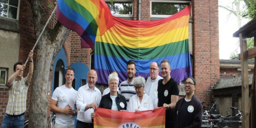 Almanya'da skandal! Sözde camide LGBT propagandası yapıldı