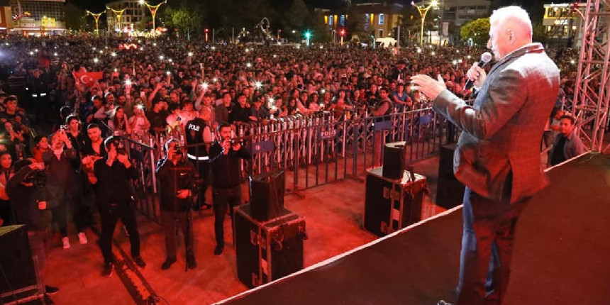 AK Parti Genel Başkanvekili Binali Yıldırım, konserde seyirciyle türkü söyledi