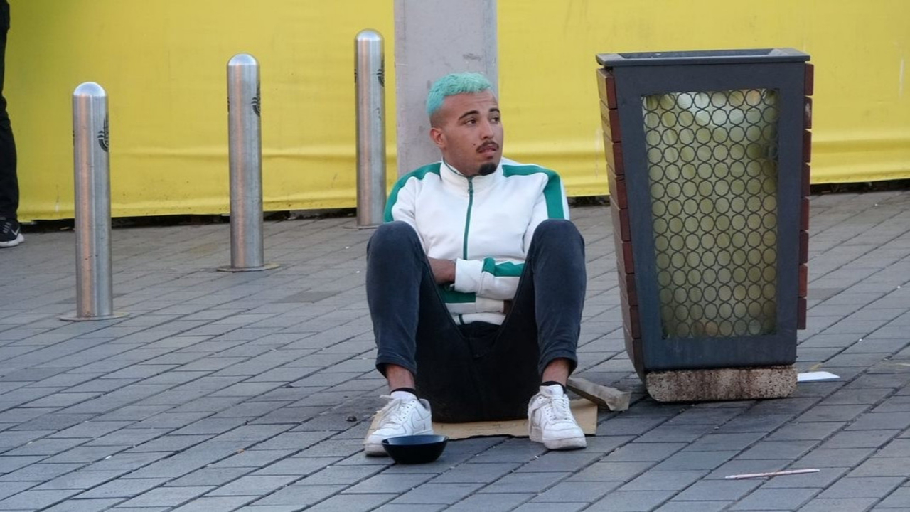Taksim'de Monacolu dilenci: Önüne kase koyup para dilendi...