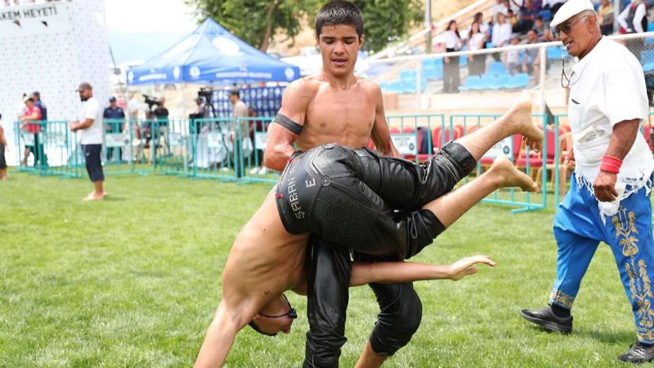 Merkezefendili sporcu Serhat Abay, 661. Tarihi Kırkpınar Yağlı Güreşleri'nden madalya ile döndü