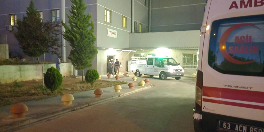 Bayram iznine giderken yolda yakıt ikmali yapan uzman çavuşlara kamyon çarptı