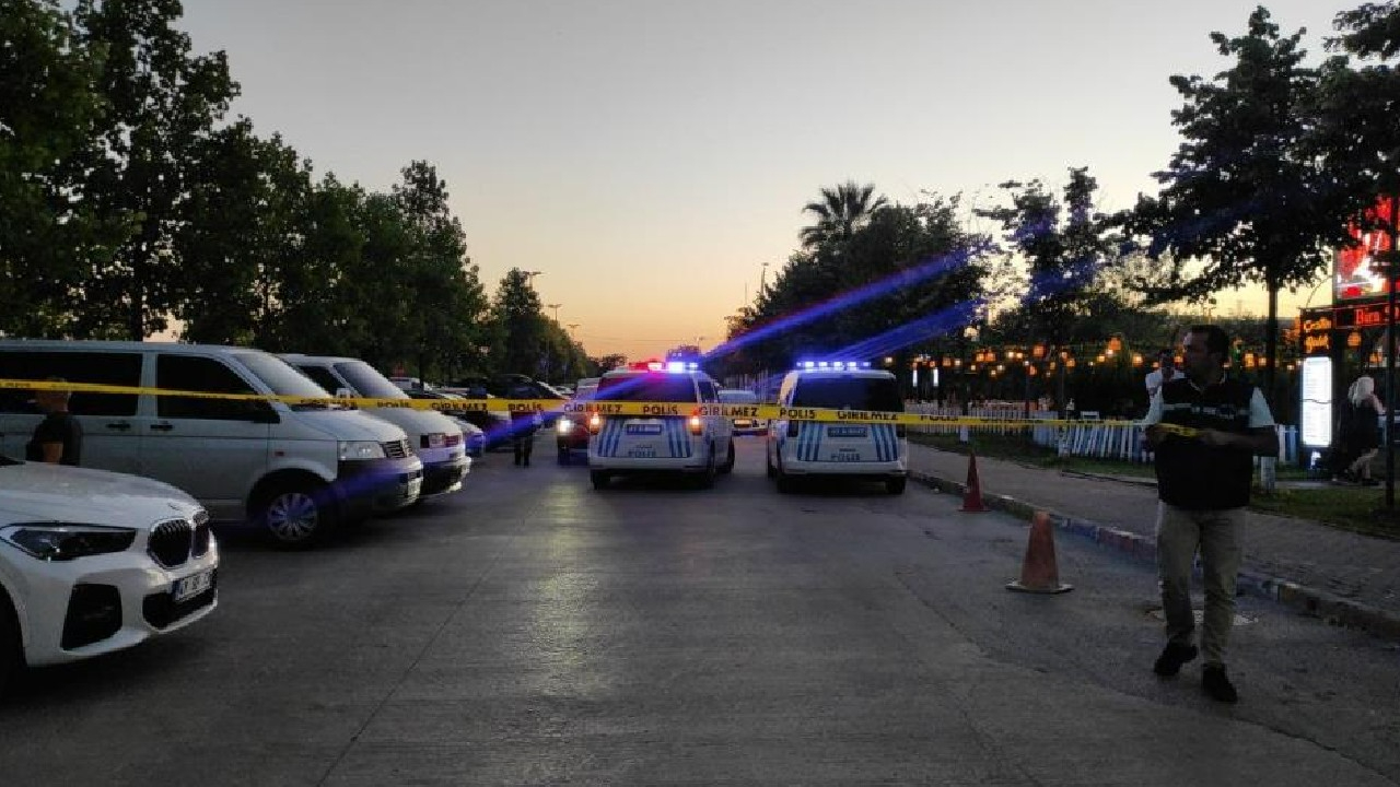 Restoran önünde vuruldu, terliği ve arabasını bırakıp yaralı halde kaçtı