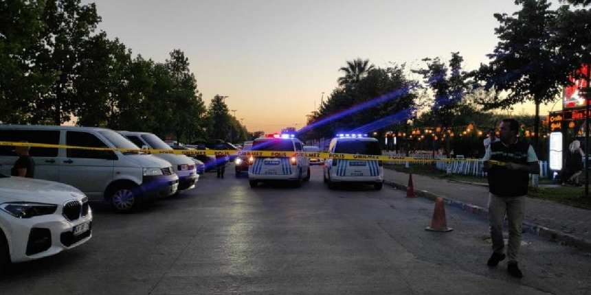 Restoran önünde vuruldu, terliği ve arabasını bırakıp yaralı halde kaçtı