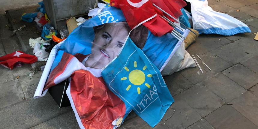 İşte İYİ Parti'nin Türk Bayrağına verdiği değer! Bayrampaşa'daki stant çalışmasının ardından çöpe attılar