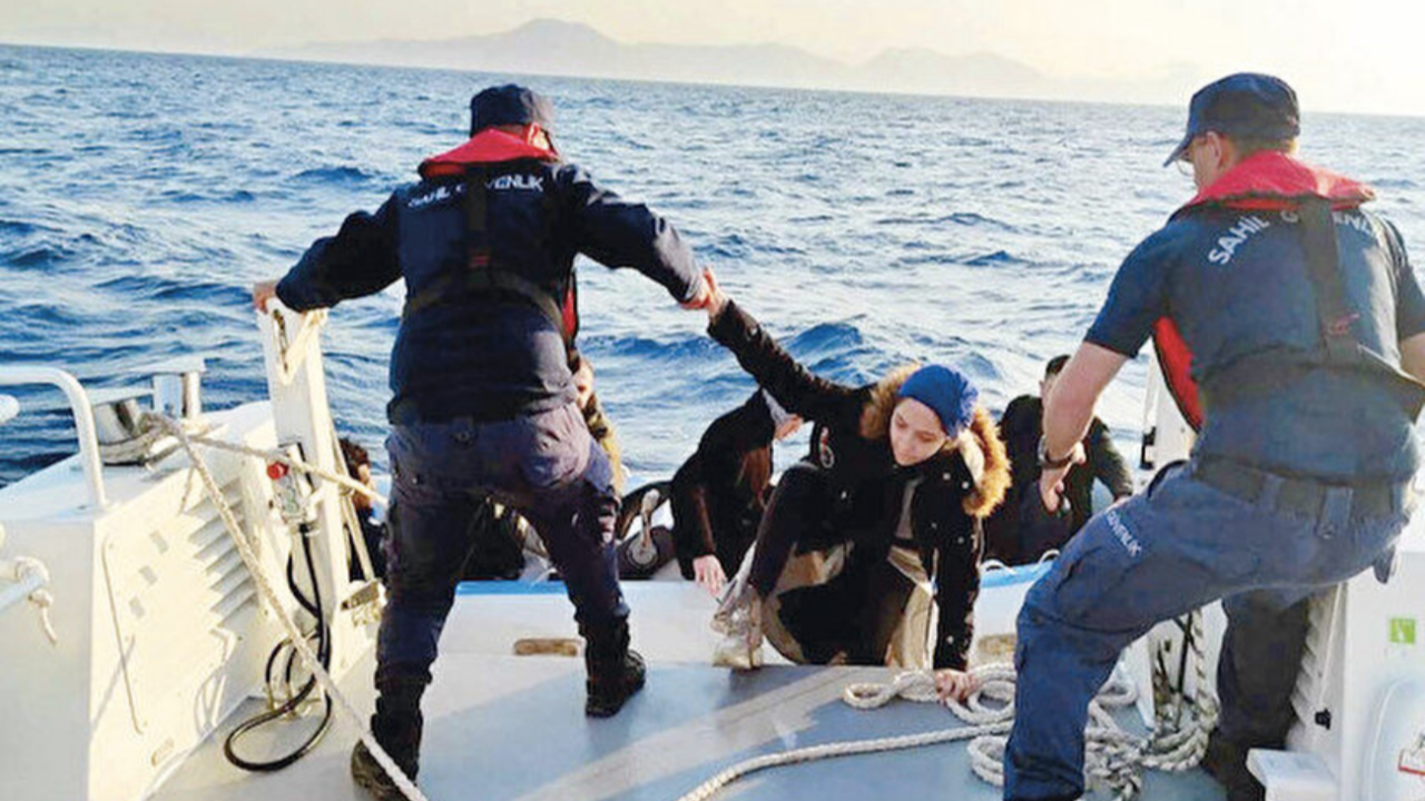 Yunanistan'ın ölüme ittiği 7 bin 967 düzensiz göçmeni Türk Sahil Güvenlik kurtardı