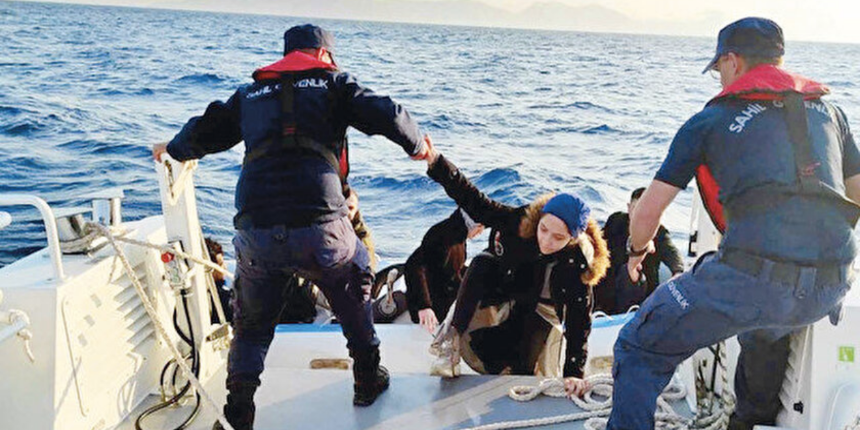 Yunanistan'ın ölüme ittiği 7 bin 967 düzensiz göçmeni Türk Sahil Güvenlik kurtardı