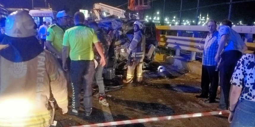 Viyadükte takla atan araç, tel çalışması yapan işçilerin üzerine uçtu