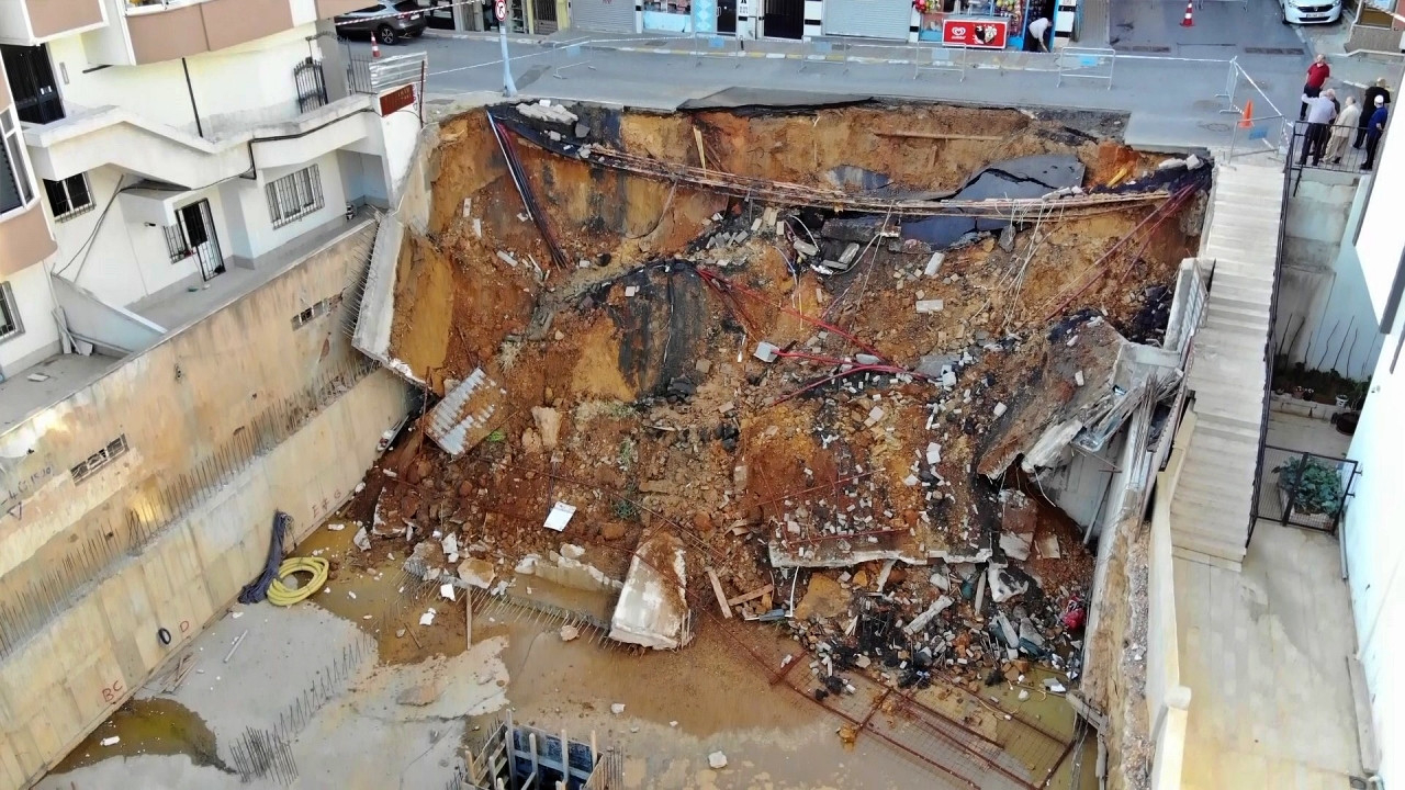 Üsküdar'da istinat duvarı çöktü! Hasar gün ağarınca ortaya çıktı...