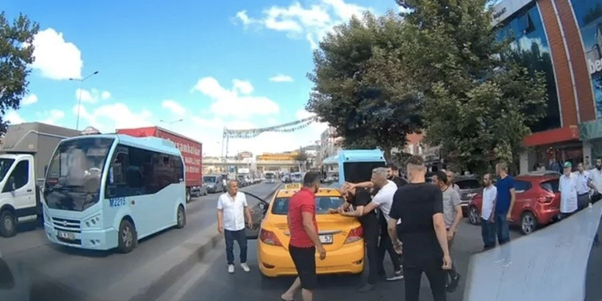 Sokak ortasında kadını darbetmeye çalışan saldırganı tekme tokat dövdüler: İşte o anlar