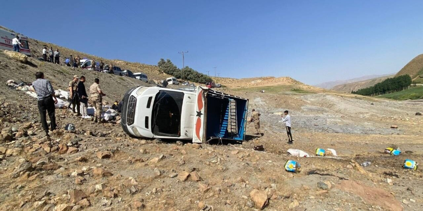Van'da trafik faciası! Göçerleri taşıyan kamyonet şarampole yuvarlandı: 10 yaralı
