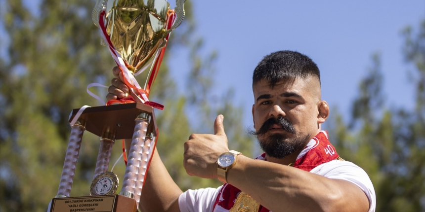 Kırkpınar başpehlivanı Cengizhan Şimşek'e memleketi Antalya'da coşkulu karşılama