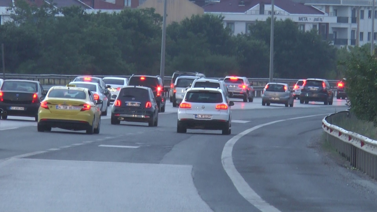 Yola çıkacak olanlar dikkat! İstanbul'da bayram trafiği başladı