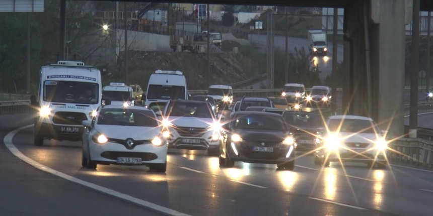 Yola çıkacak olanlar dikkat! İstanbul'da bayram trafiği başladı
