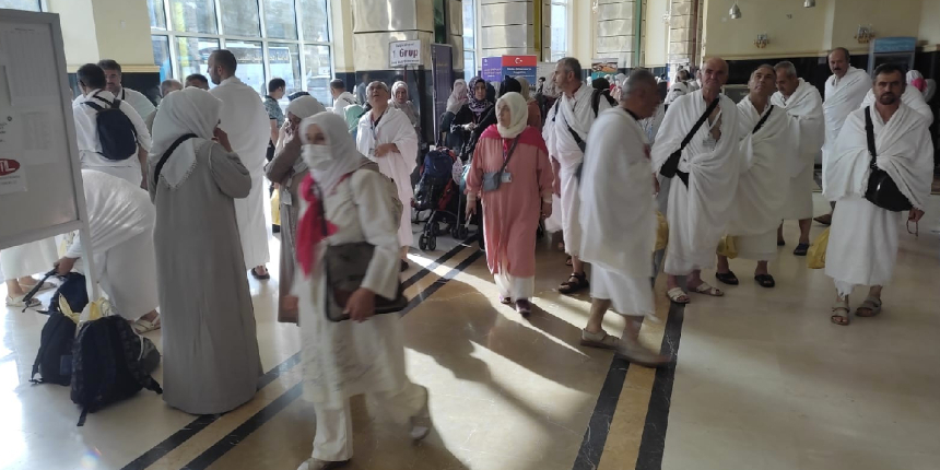 1 milyon hacı adayı dualarla Arafat'a çıkıyor