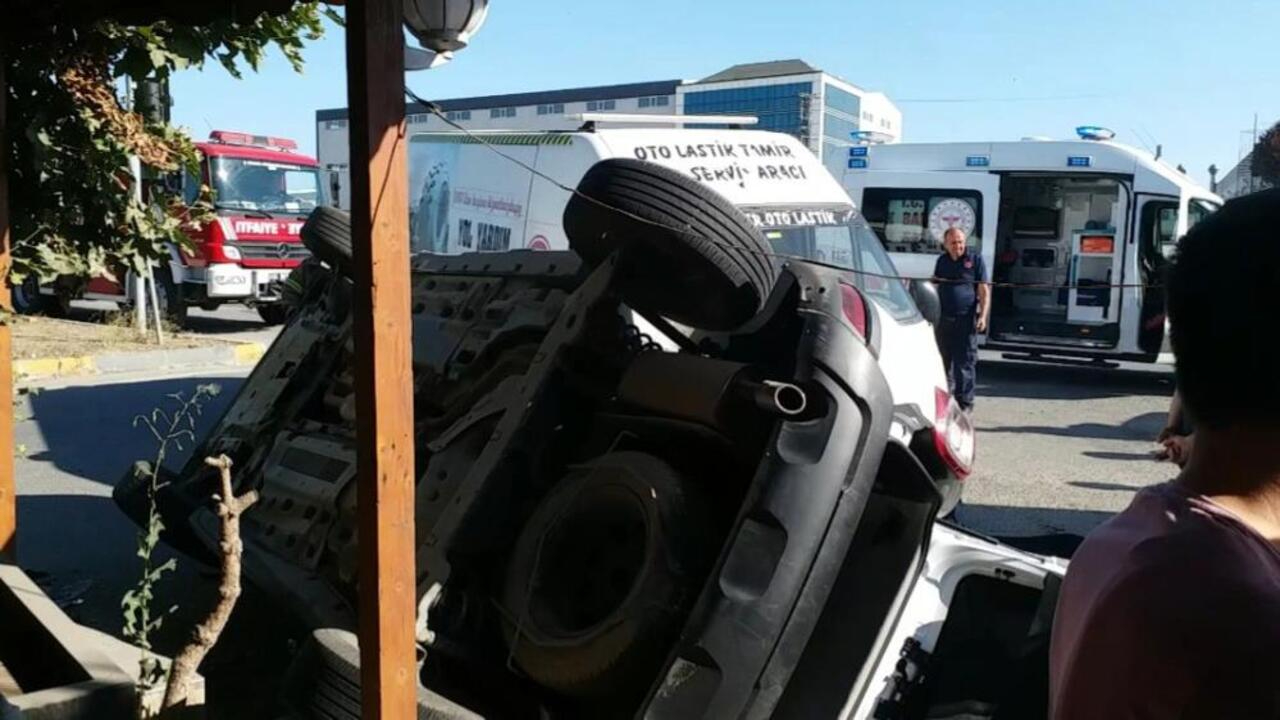 Minibüsle çarpışan otomobil takla attı: 3 yaralı