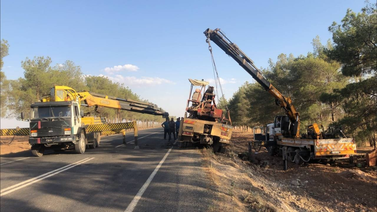 Şanlıurfa'da vinç devrildi bir süreliğine yol trafiğe kapatıldı