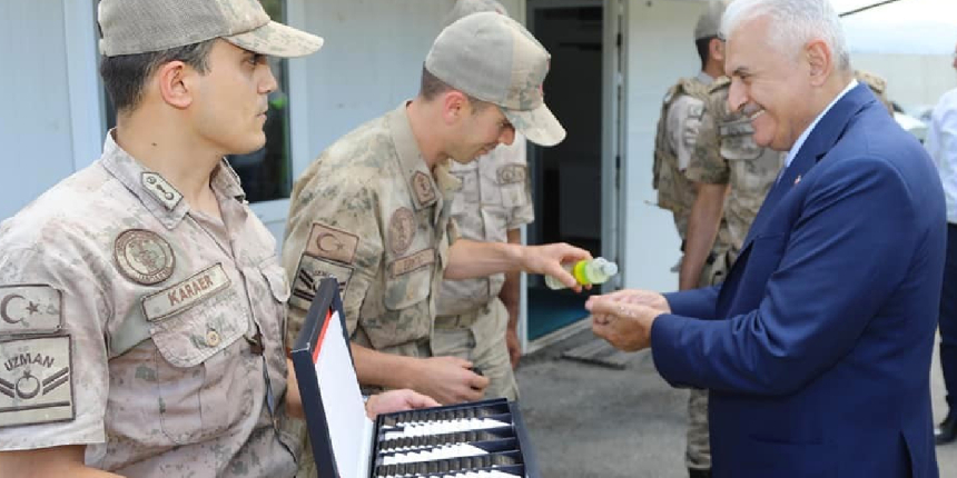 Binali Yıldırım, Erzincan'da Mehmetçikle bayramlaştı