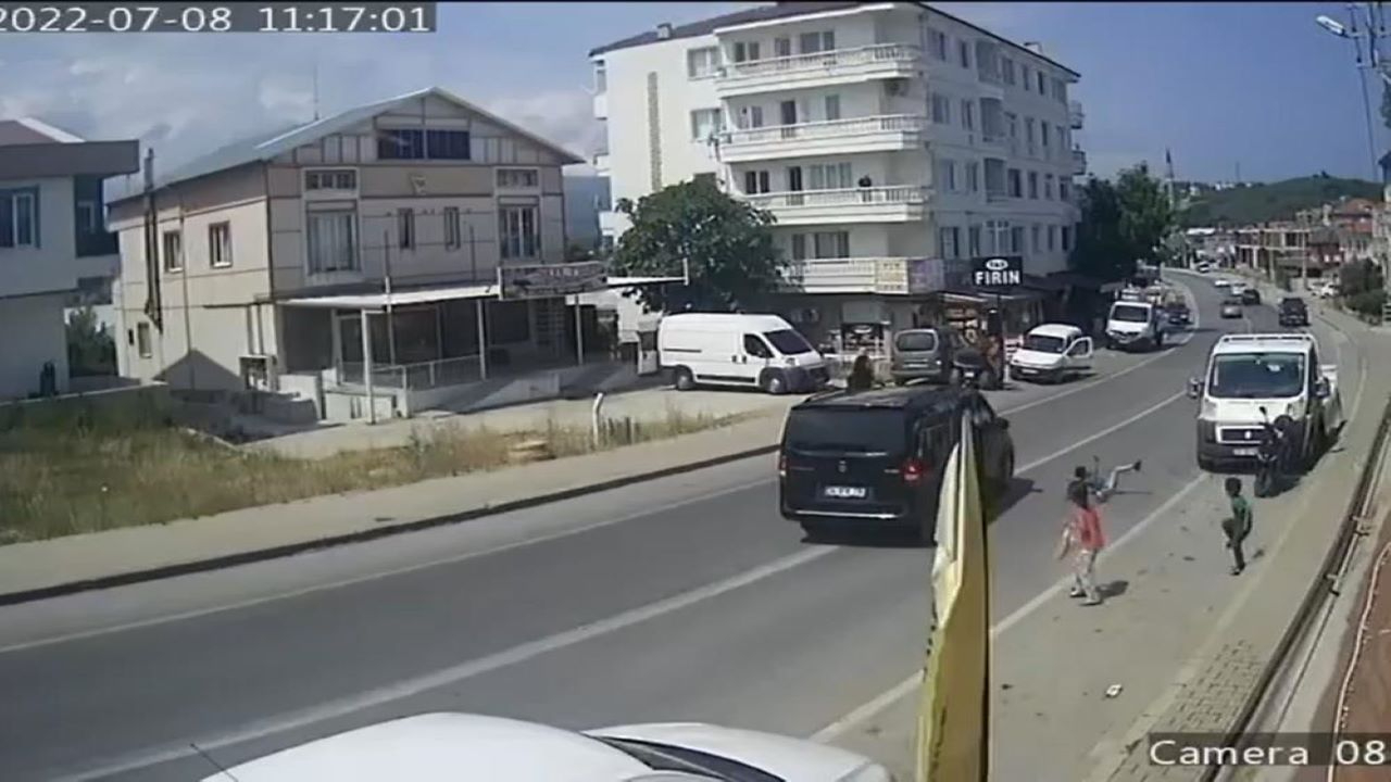 Karşıdan karşıya geçmek isteyen çocuğa minibüs çarptı